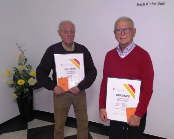 Werner Köhne und Max Ostermeier mit der Verleihungsurkunde der brozenen Ehrennadel der Gemeinde Gärtringen